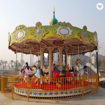 O carrossel musical das crianças do parque de diversões, alegre musical vai carrossel do círculo