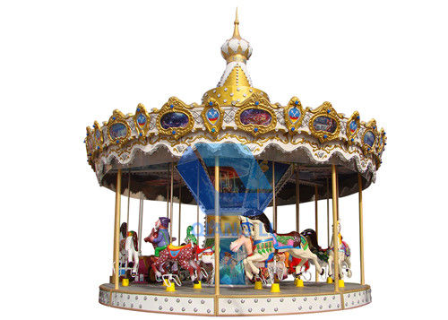 Alegres exteriores das crianças vão passeio do carrossel do círculo/cavalo para o parque de diversões do carnaval