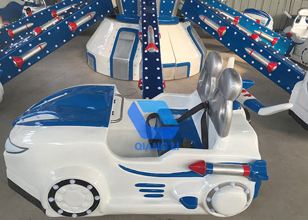 O plano amado crianças do controle de auto monta popular no parque de diversões
